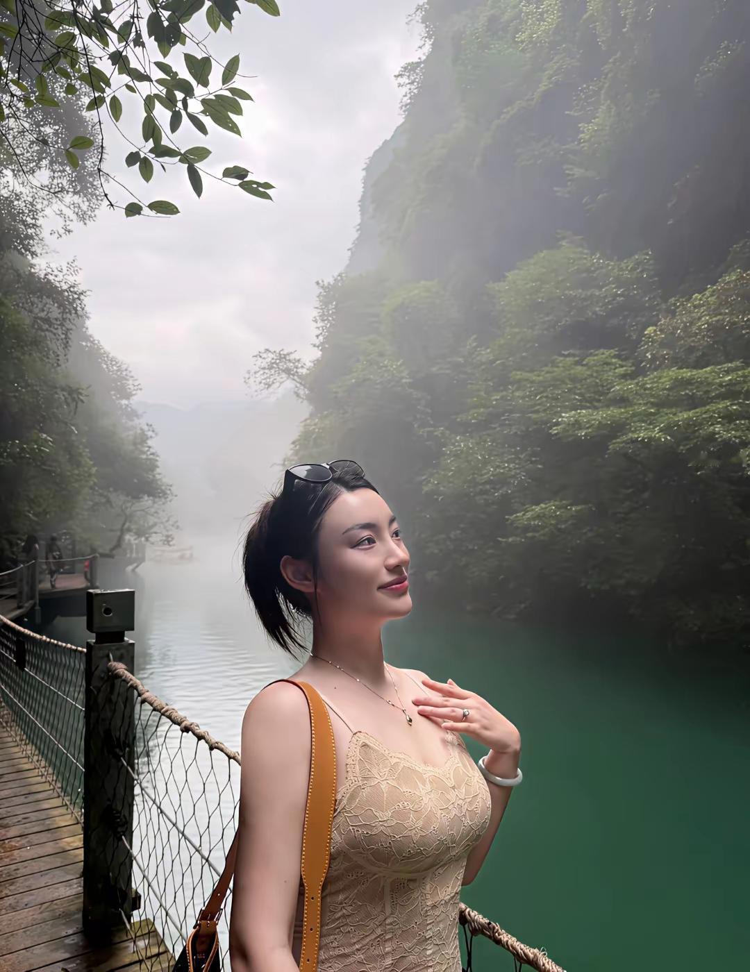 一谷碧水半帘云雾