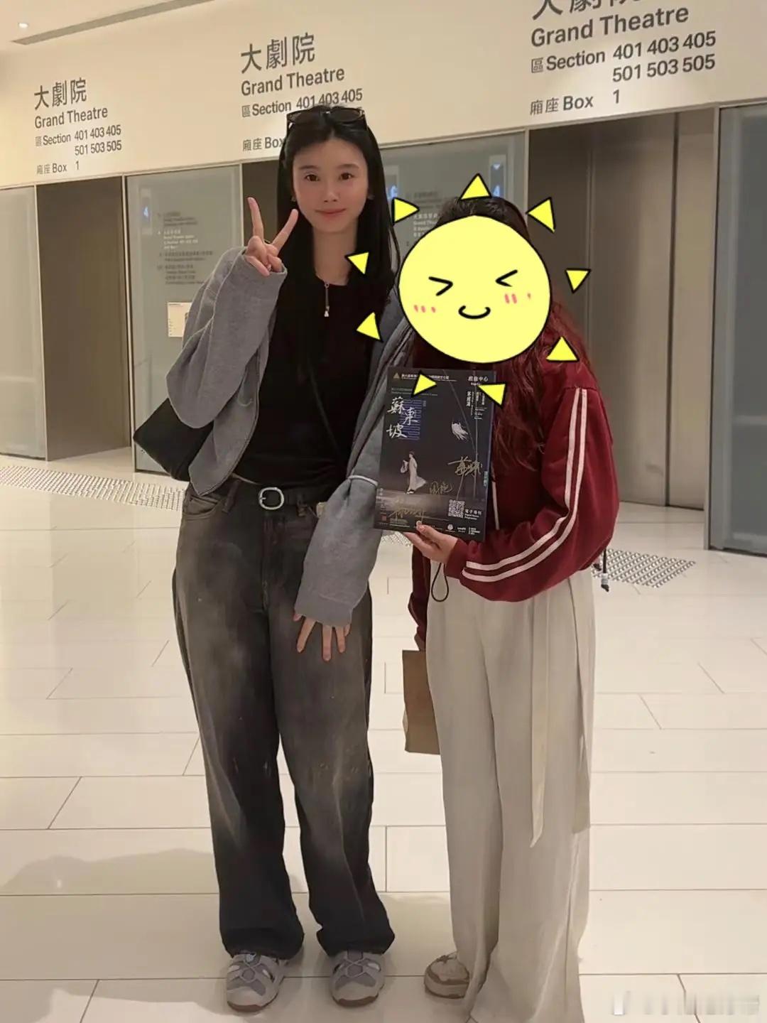 31岁何猷君和老婆奚梦瑶在香港逛商场被偶遇，夫妻俩打扮休闲时尚有型又大方，状态很