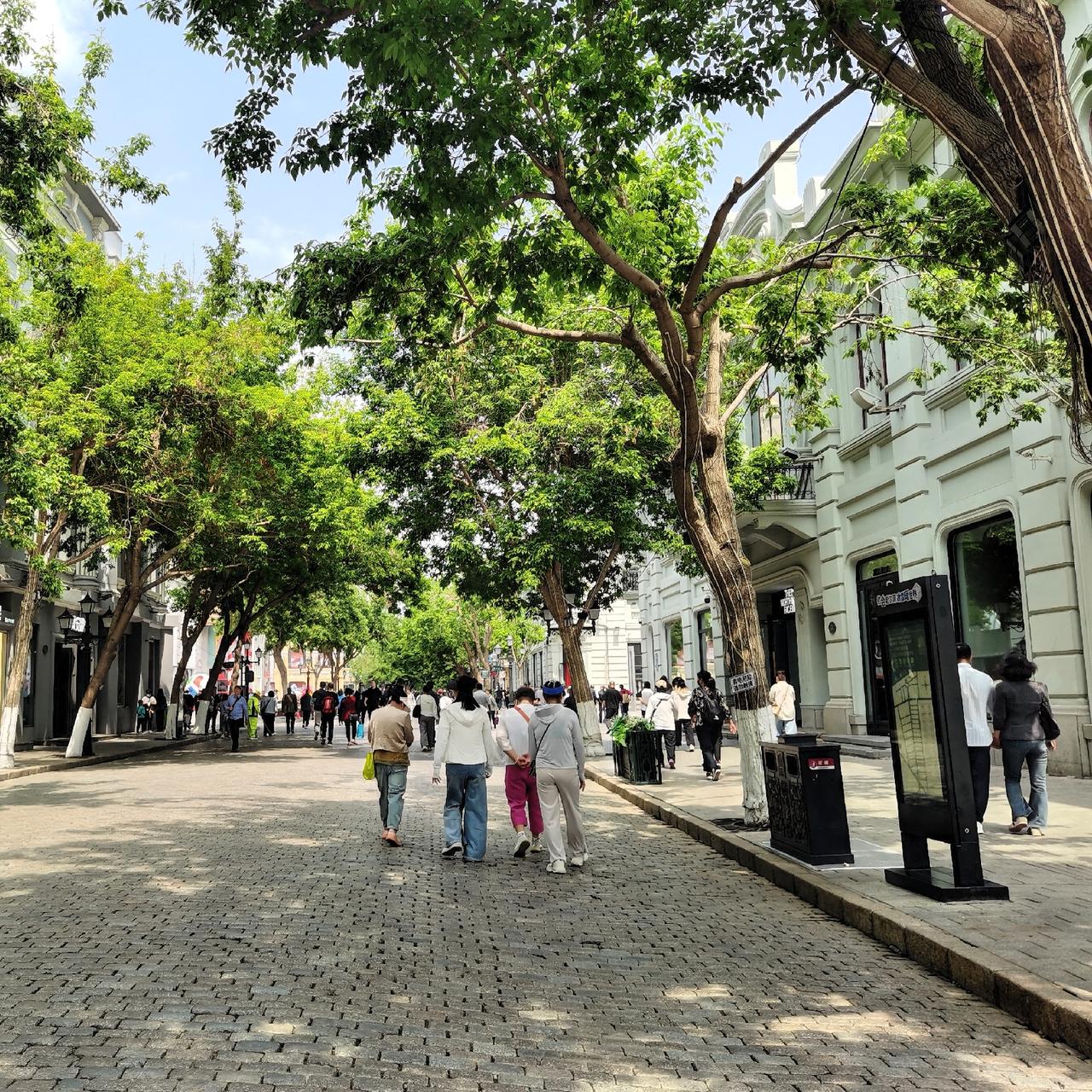 小松在越南省城安沛建民宿，现在一层已经封顶，接下来就要做二层的砌砖。小松考虑到该