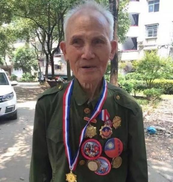 1945年，一名机枪手为了躲避日军，选择绕上山路前进，没想到意外发现100多名正