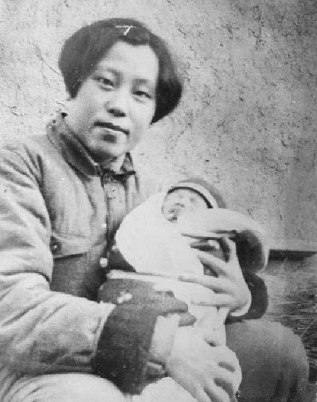 开国中将吴信泉与俞惠如，育12子女，周总理戏称是“航空母舰”“1960年12月