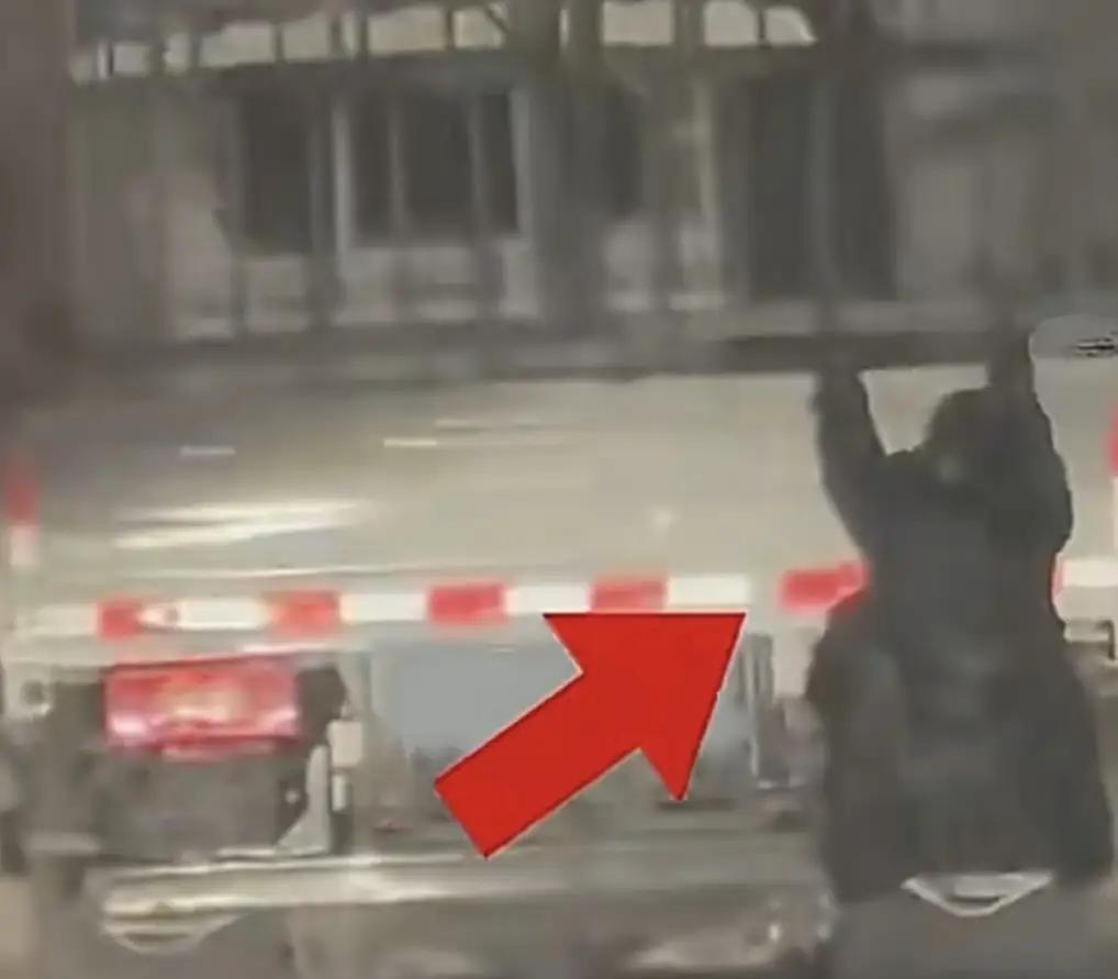 新疆喀什，一网友在马路上拍下，一女子大半夜的挂在一辆行驶的大货车尾部，后被查获发