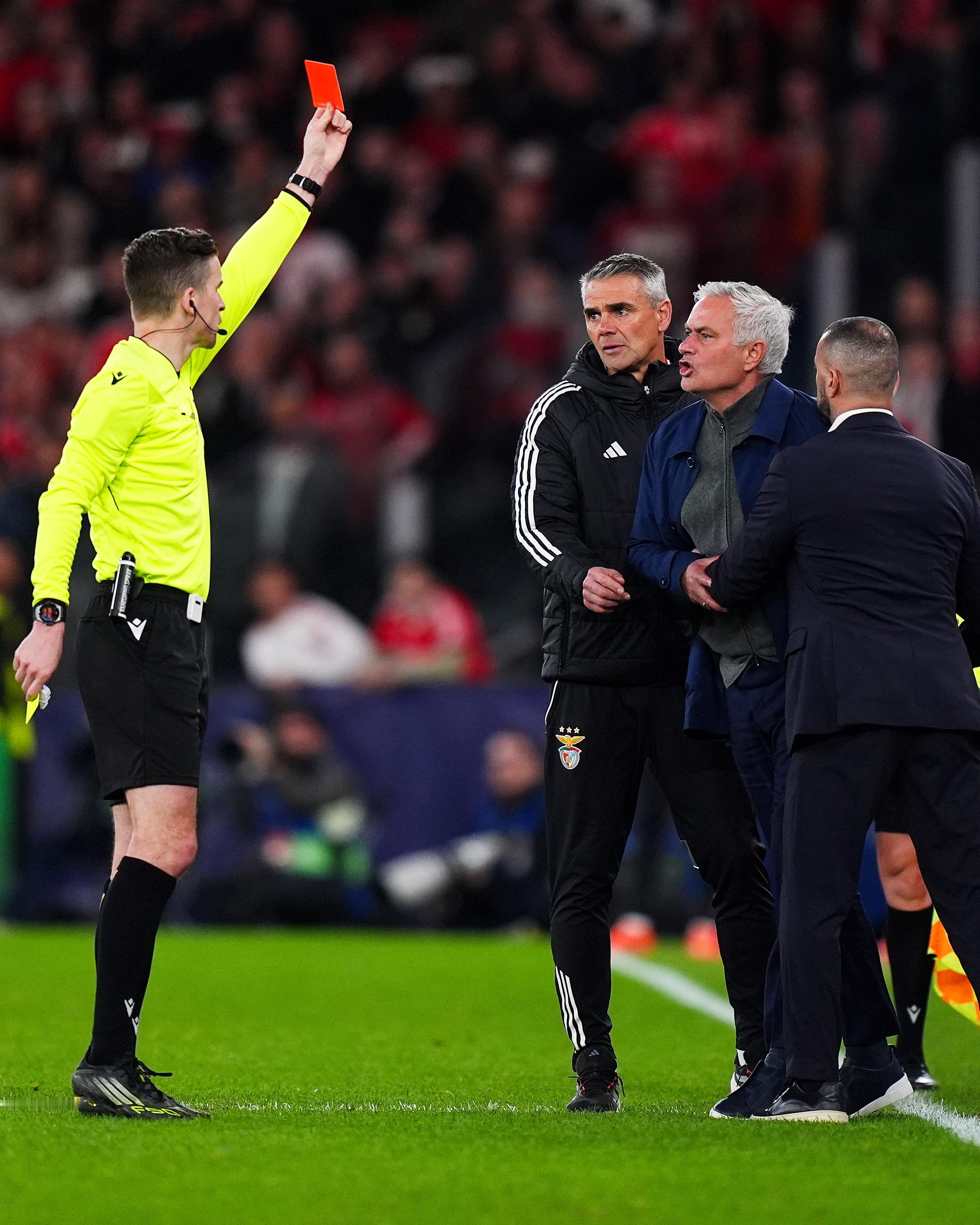 穆里尼奥战皇马染红本菲卡0比1皇马欧冠1/8决赛附加赛首回合，皇马客场1-0