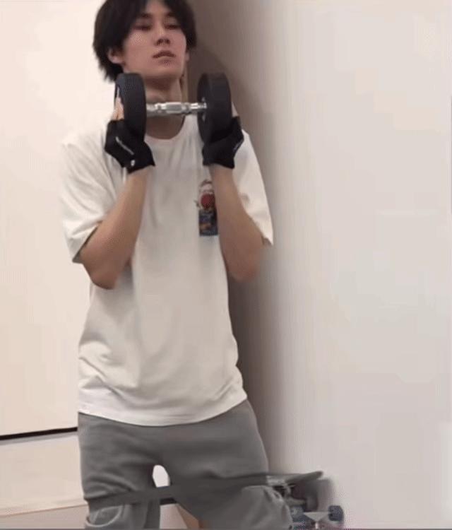 张真源拿呼安的玩具健身张真源的“奔跑吧”官宣太有趣了，拿着呼安的玩具健身，简直