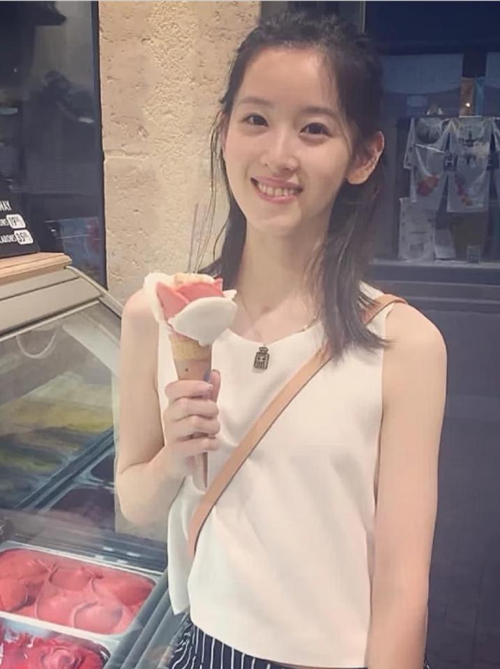 镜头前，奶茶妹妹对赌王千金何超琼说出一句“我们这代独生子女比较佛系”，何超琼没接