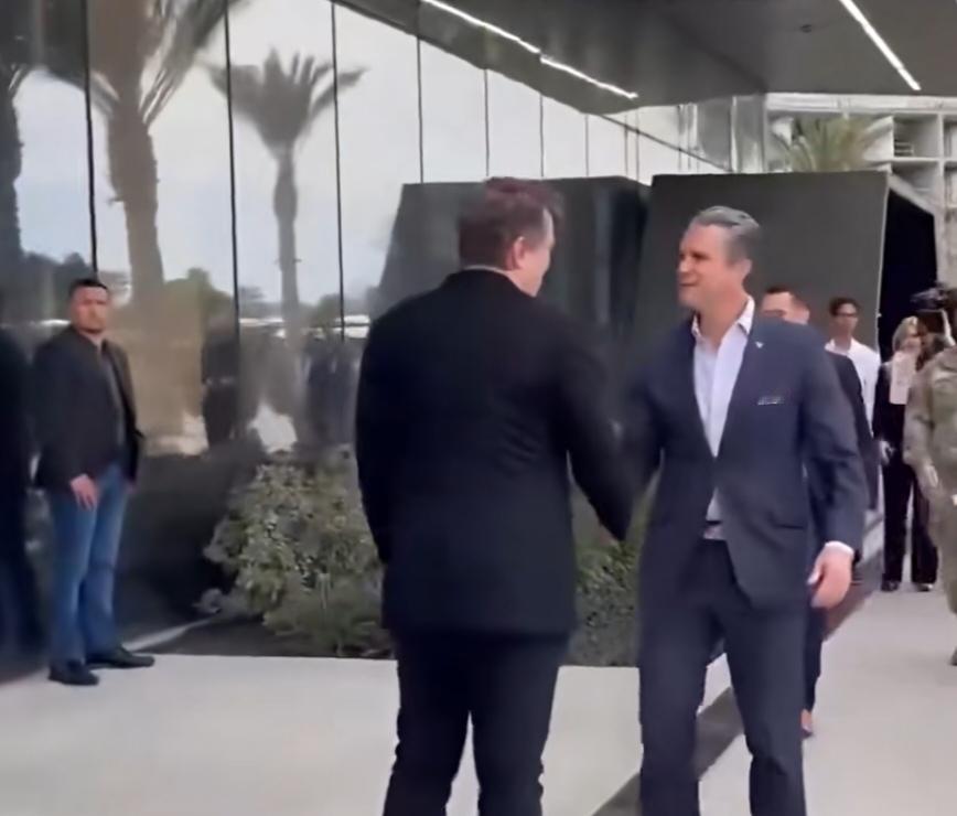 美国防长赫格塞思最近访问SpaceX，马斯克亲自迎接，俄媒称这标志马斯克“彻底回