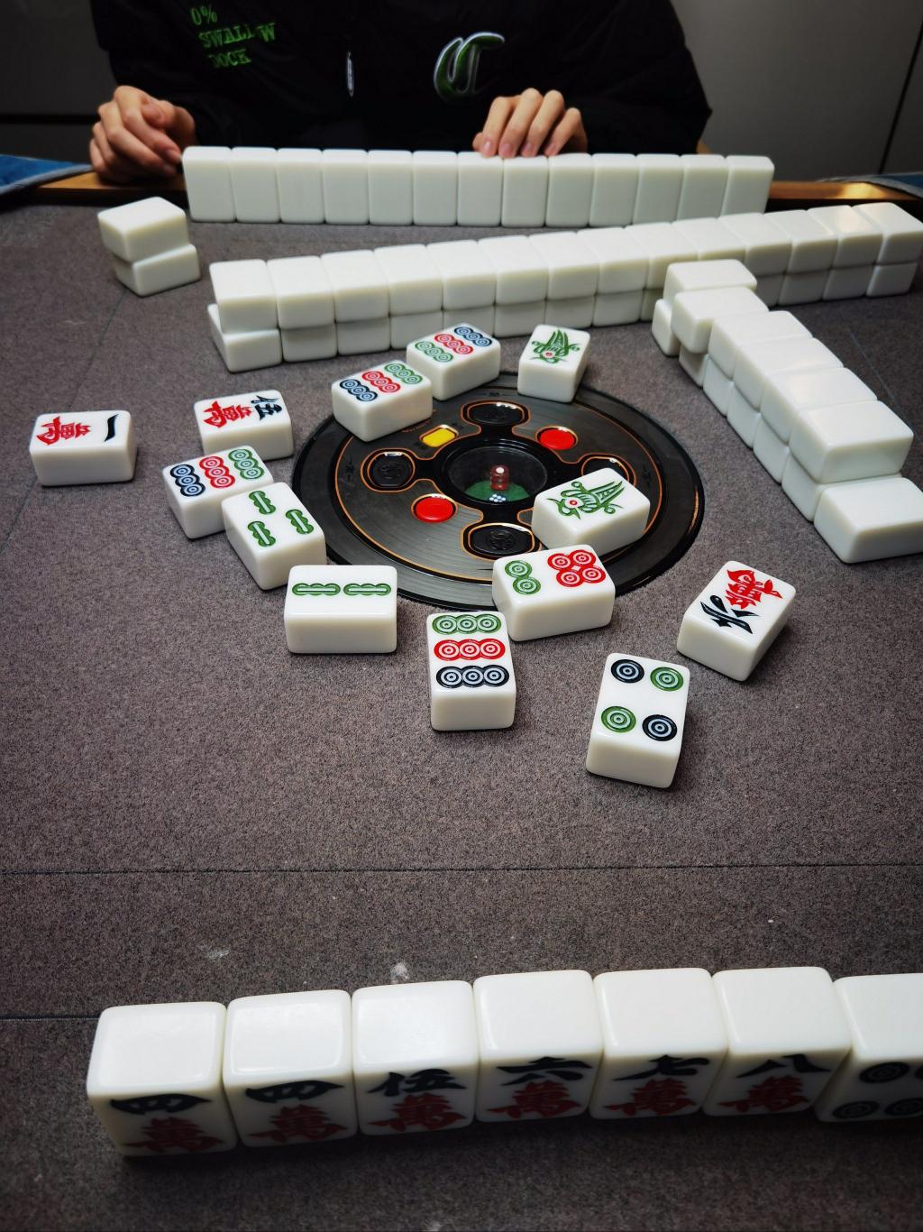 昨天下午，我们小区棋牌室差点打起来。不是因为牌桌上的人，是因为旁边几个看牌的嘴太