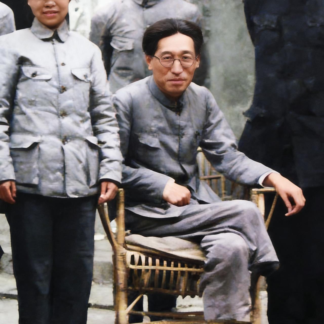 这个双腿残疾的男子，竟然是一个叛徒，他就是徐梦秋，他曾经在党内享受相当高级的优待