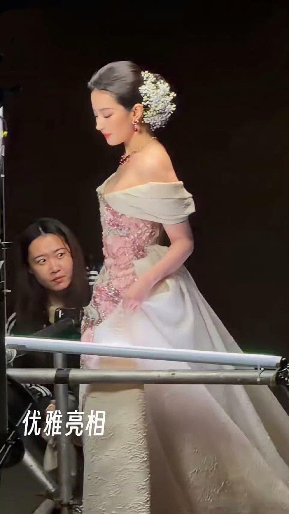 刘亦菲临场反应这个妆造真美，临场反应也是绝了。这个满天星的花穗，应该会给珠宝公司