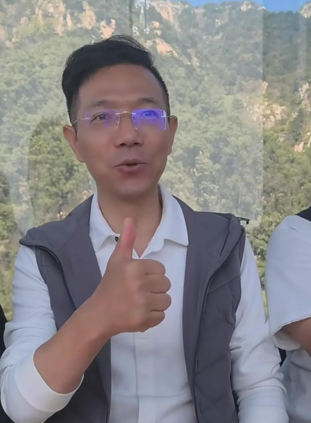 李律今天一早上登上了泰山！先是坐的索道，李律说：有理必胜！是泰山，给了我
