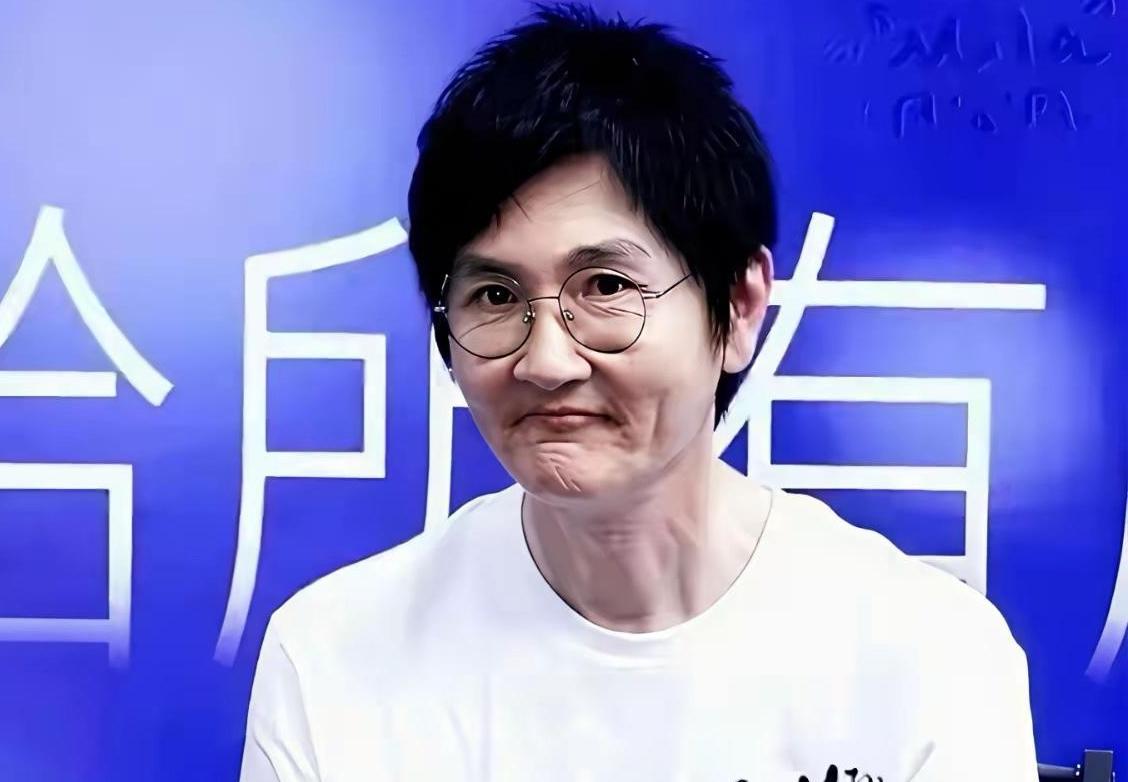 看着这张照片，你是否也忍不住问：孙楠怎么变成"老太太"了？当年那个白白胖胖、