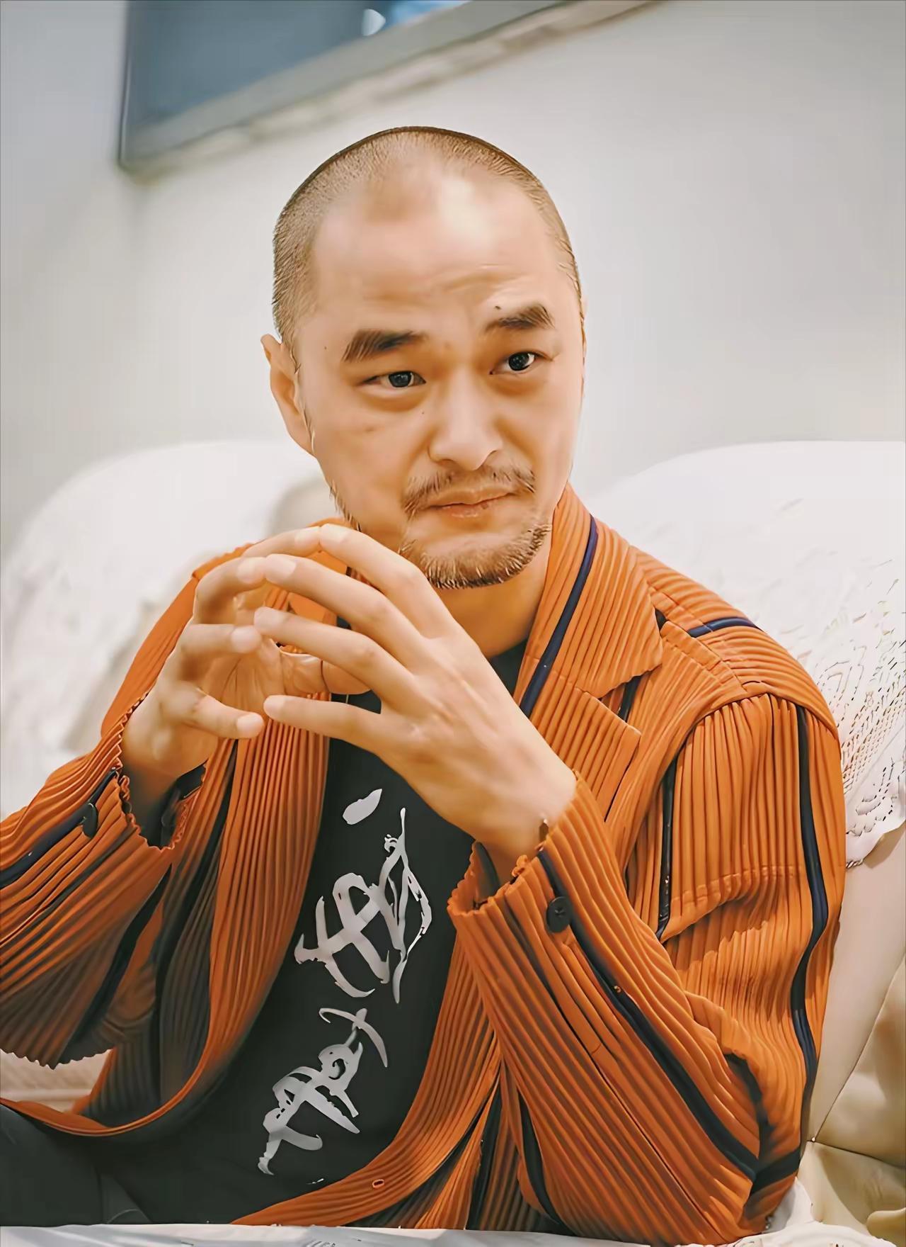 “我就是好色，我当妇科医生，我能光明正大地看女人。”这句话一出口，直接在当时的医