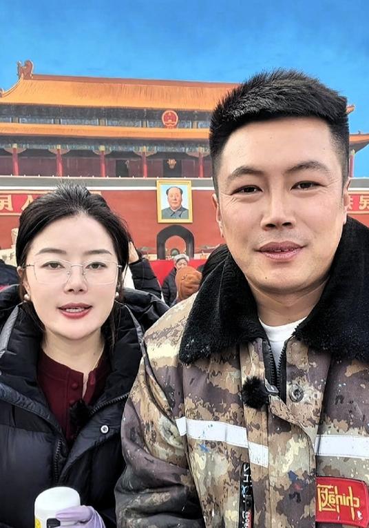 河南商丘农民画家吴承言把天安门绘在墙请进村，每天近10万人慕名到商丘闫集镇吴营村