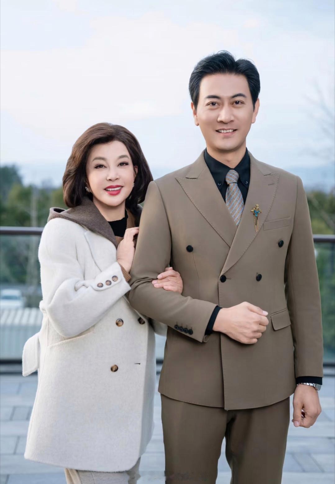 刘晓庆首部短剧里的老公扮演者耿大勇晒剧照，她74岁，他37岁，两人相差37岁但看