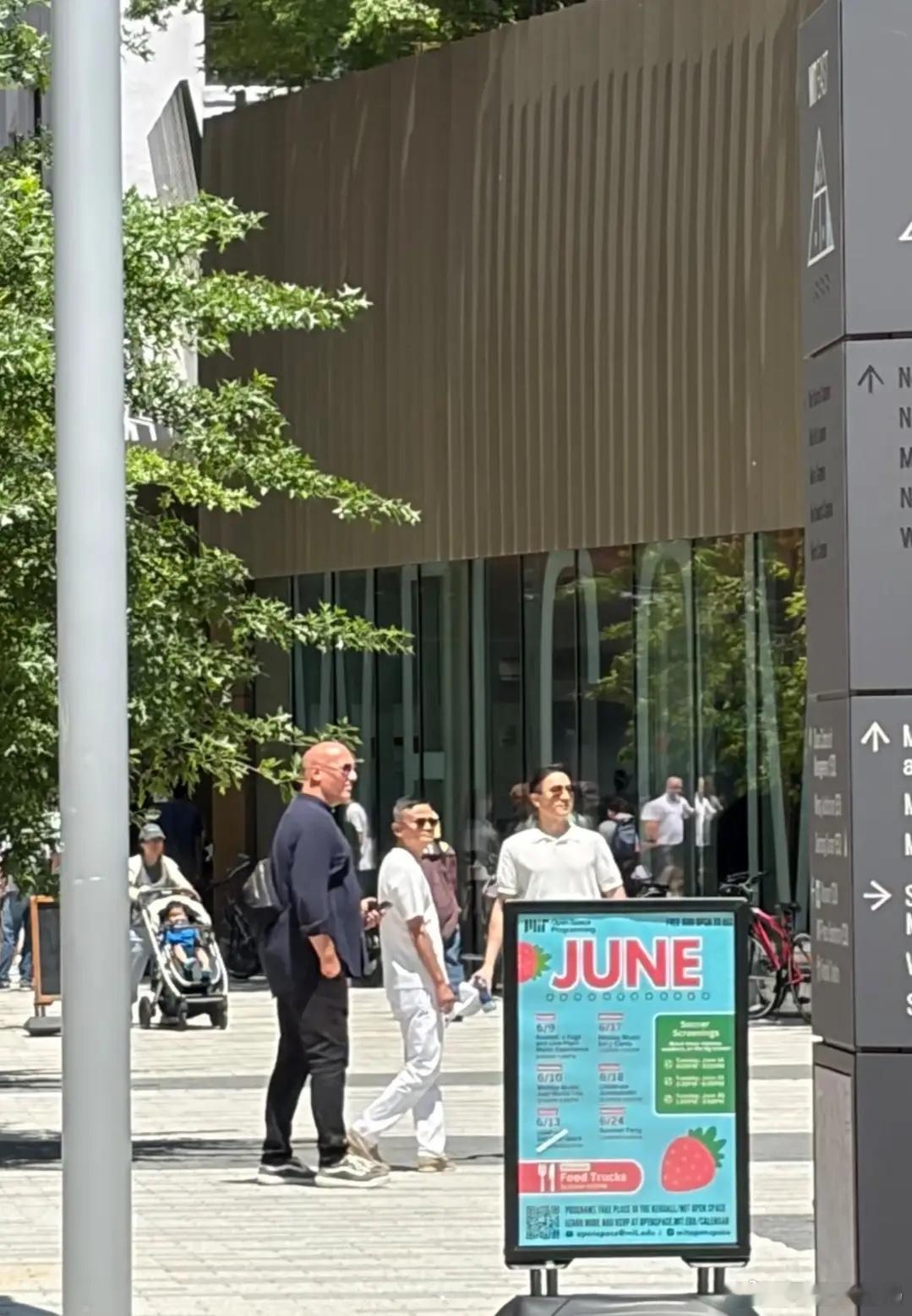 马云美国被偶遇，马云戴一副墨镜，身穿白色T，搭配白色裤子，状态很不错。值得注意的