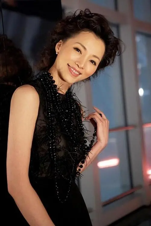 离异带俩娃！2013年，40岁的董卿执意嫁给35岁的百亿富豪密春雷，董母劝阻她：