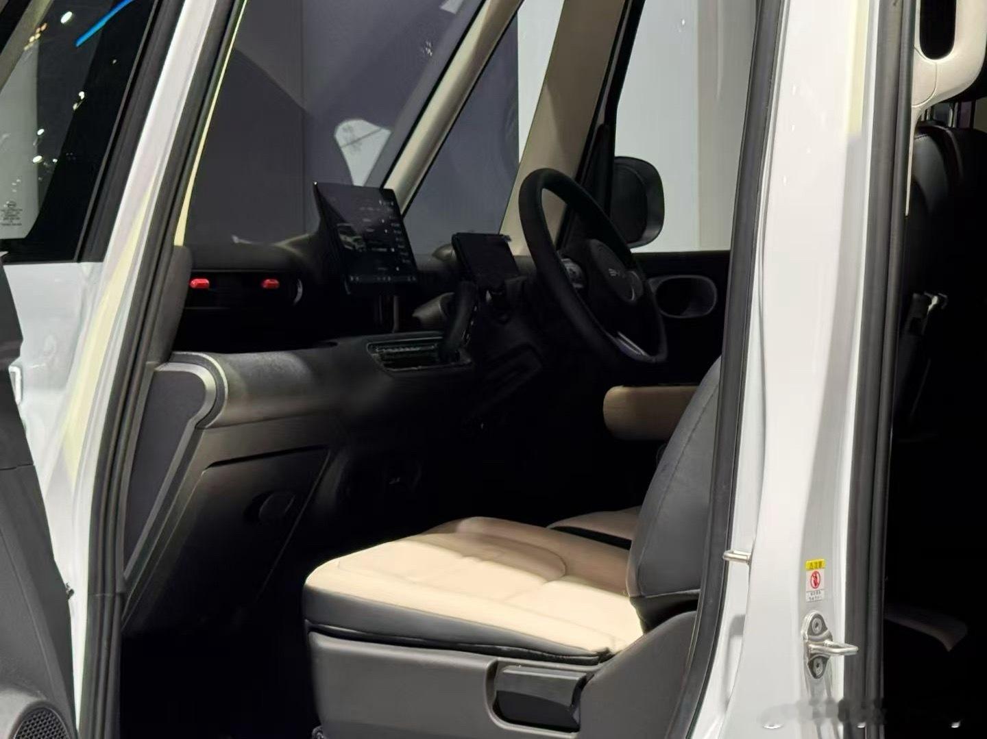 比亚迪RACCO内饰曝光[doge]贯通式前排布局设计不知道为啥官方没发内饰图，