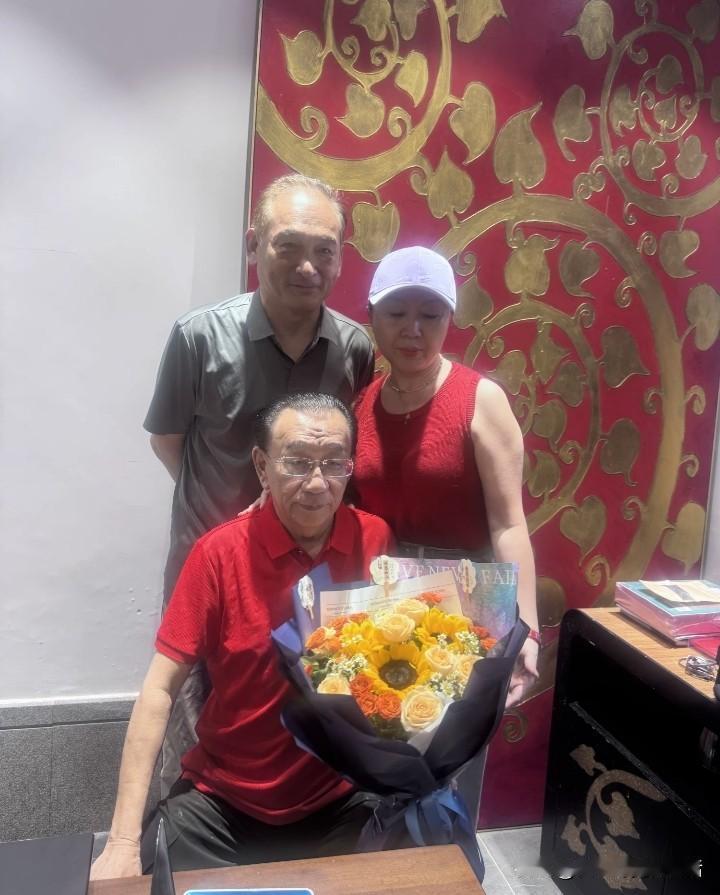 天呐，这师徒两个人怎么又和好了？谢雷夫妇捧着鲜花去看了师父侯耀华，把侯耀华也吓