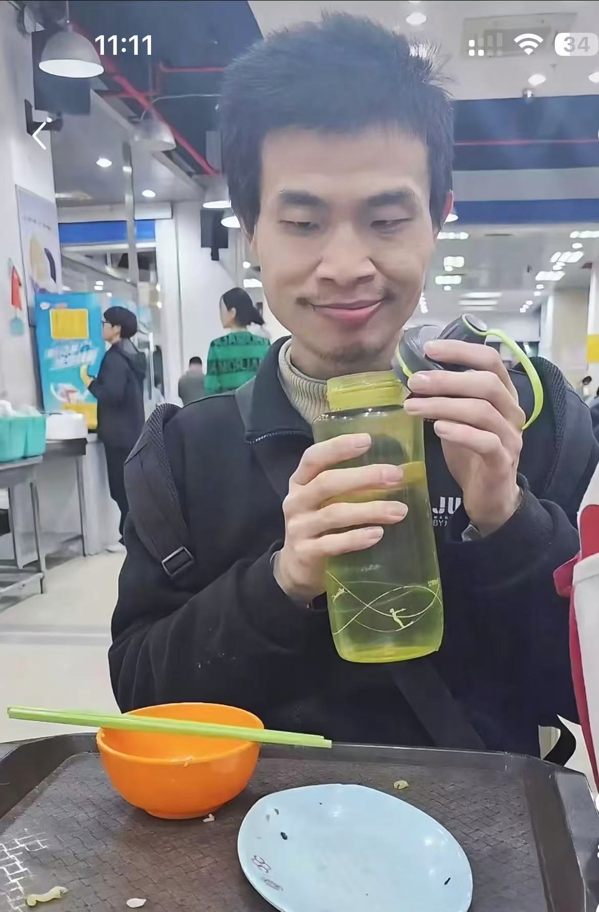 我同学是北大的他说经常可以在校园里碰到韦东奕而且他并不是像网上说的那