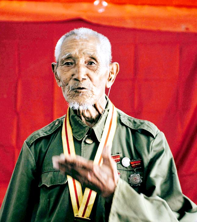 一个人打8个鬼子？扯淡，日军几杆步枪能阻击我军一个连！屏幕上英雄单手撕鬼子的镜头