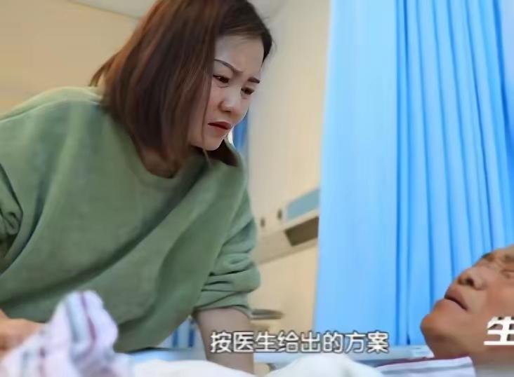 2021年，云南大理的一个普通家庭里，一位肝硬化晚期的老人陷入了两难：要么花75