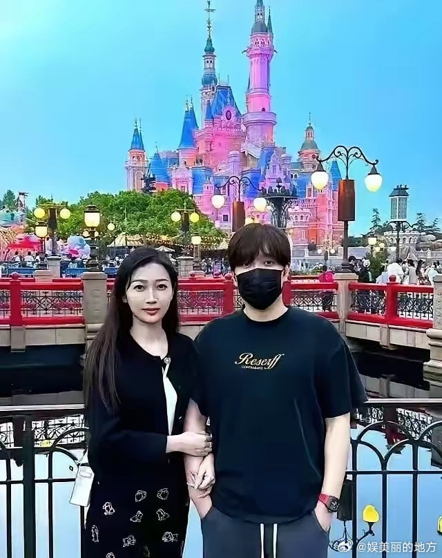 白冰这事儿，越扒越有意思。我还真以为是个好男人，谁能想到背后这么能折腾？老婆坐月