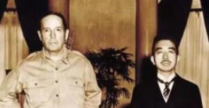 1945年日本宣布投降，日本天皇为了保命，竟向麦克阿瑟献上日本最美的女人，把这个