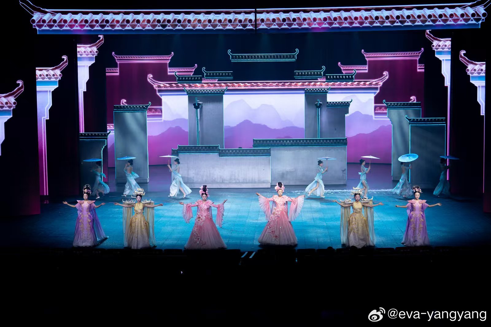 《徽秀》是黄山极具代表性的沉浸式文旅演艺，以徽州千年历史为脉络，融合徽剧、舞蹈、