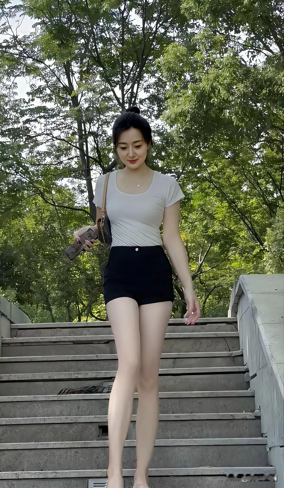 四十岁的女人还年轻吗?这还真不好说。从生理上看,40岁后女性身体变化明显,皮肤松