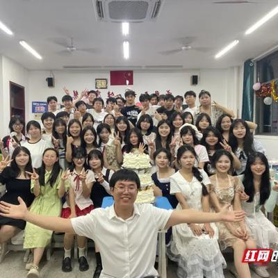 不服不行！6月1日报道湖南永州，00后男子第一次当班主任，就接手了一个垫底班级，