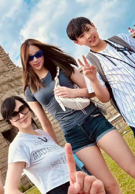 吴尊女儿居然才14岁，发育得也太猛了！看起来好成熟
