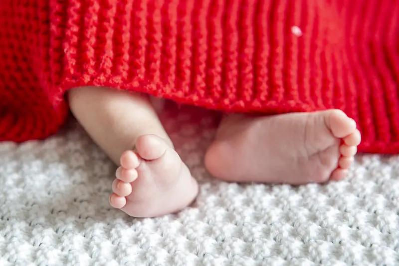 女子刚生下小孩不久，孩子的亲舅妈便拿来一大堆衣服。她对女子说：这些衣服都是我孩子