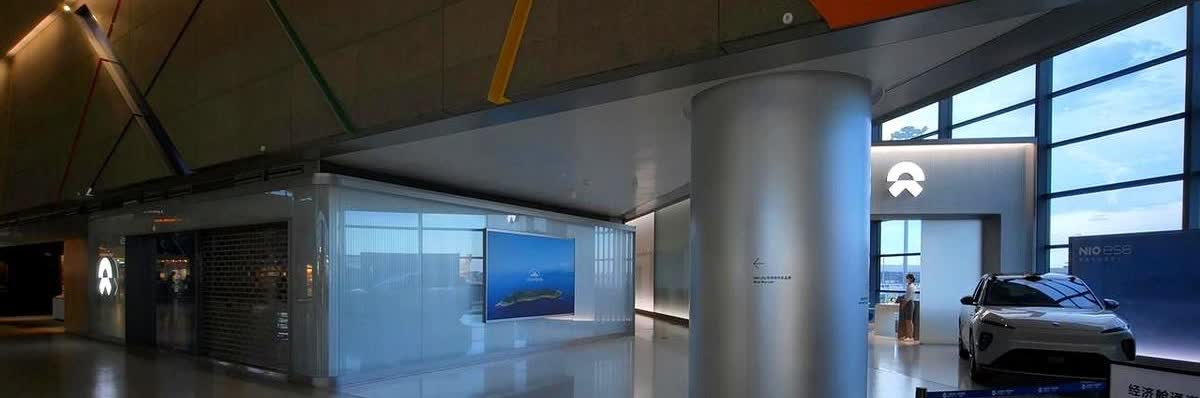路过蔚来在虹桥机场的休息室，发现门口唯一一辆展示车还是ES8。这车既不是