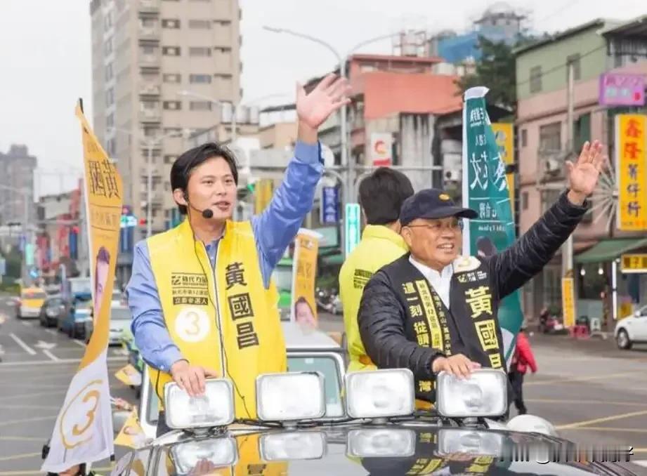 黄国昌说苏巧慧鼓励他选到底，绿营直接亮出当年苏贞昌帮他助选照片郑丽文、黄国昌