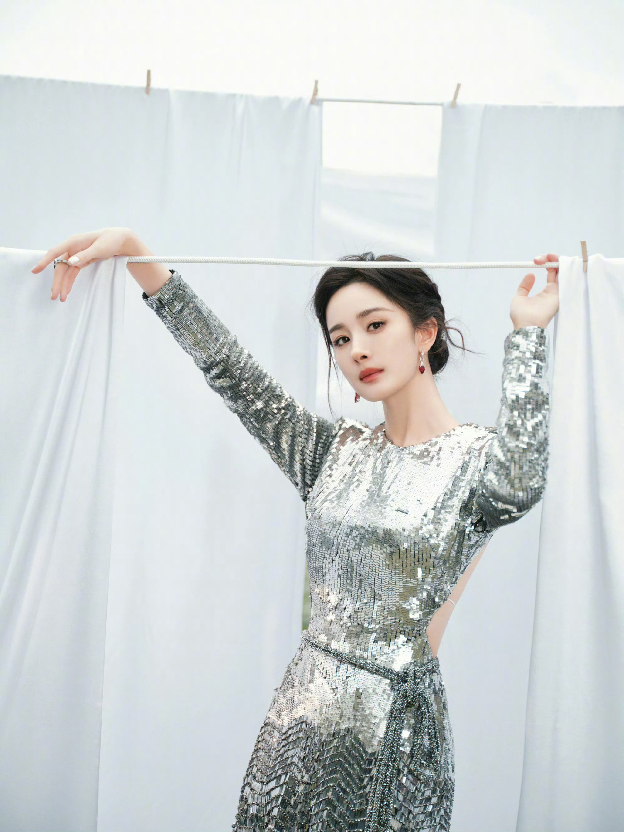 杨幂ym杨幂宁绣绣璀璨星光洒落，小幂的每一帧都美得动人心魄快来和团