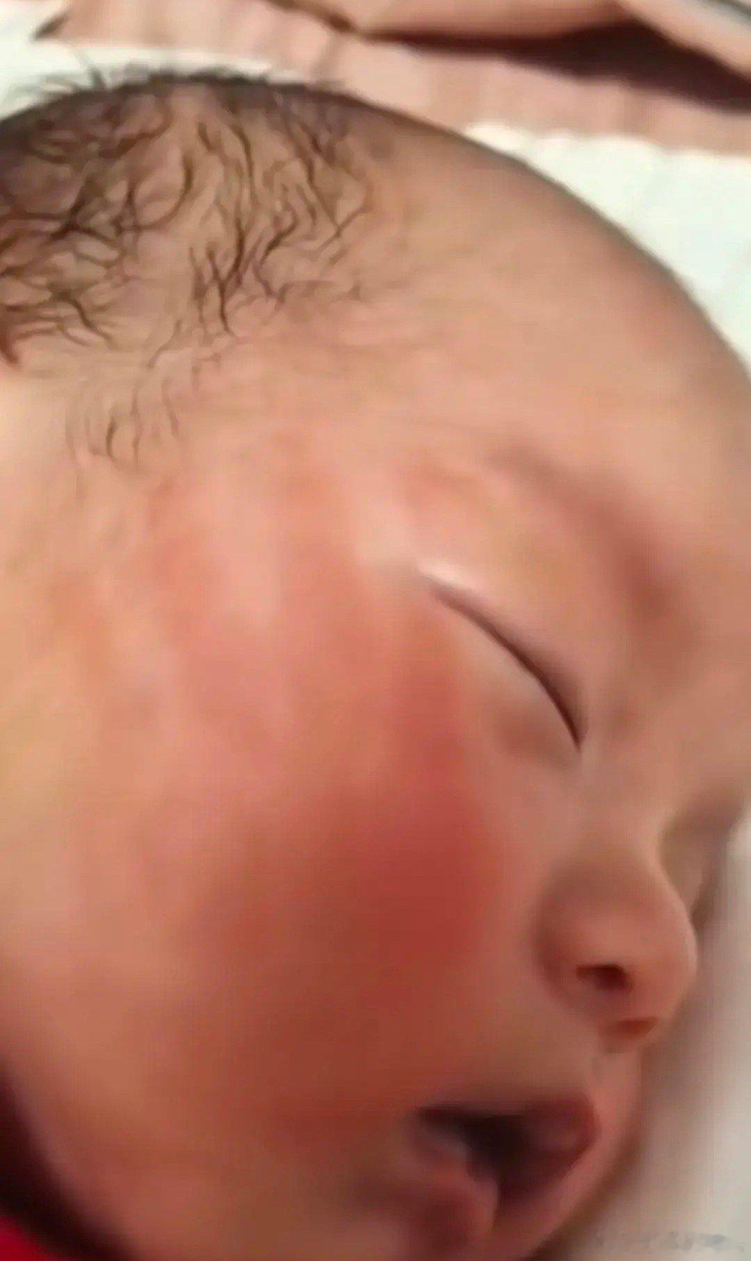 这位奶奶下手也太狠了吧！儿媳妇上夜班，让婆婆带孙子，哄不住，伸手一巴掌，打出五道