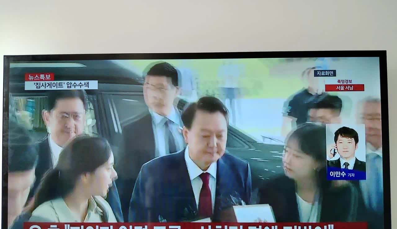 韩国金建希特检组昨天对尹锡悦的强制拘留失败后，舆论大哗，纷纷指责特检组没有真正贯