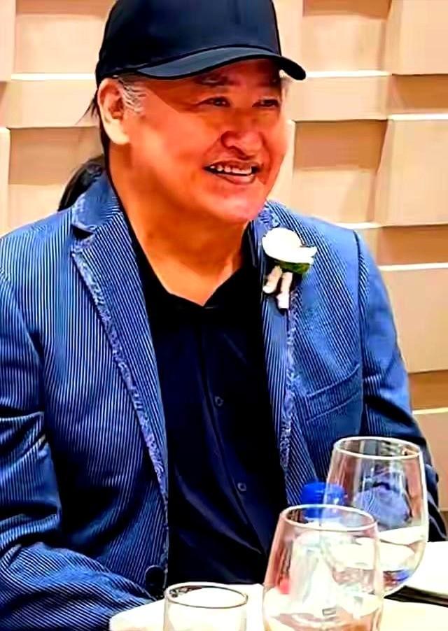 刘欢戴棒球帽，女儿红发纹身，婚礼没请司仪，没穿白纱，没磕头。没人说不对，但好多