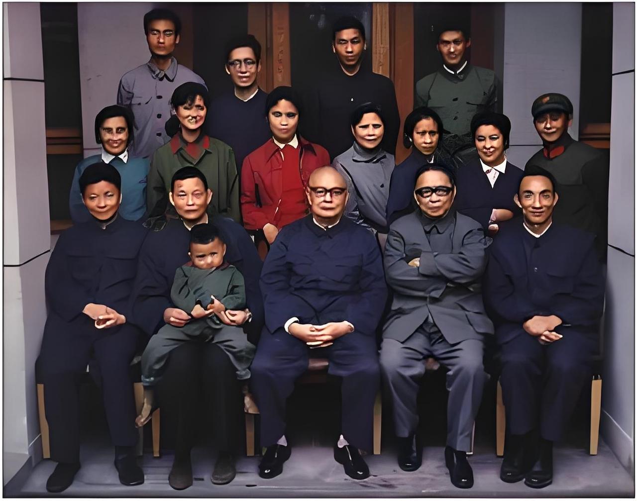 1974年，叶帅在北京和家人合影。