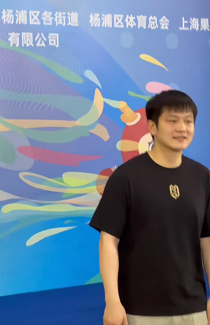 樊振东原来一直都在上海崇明训练基地封闭训练！上个月乒超联赛第一阶段结束，上