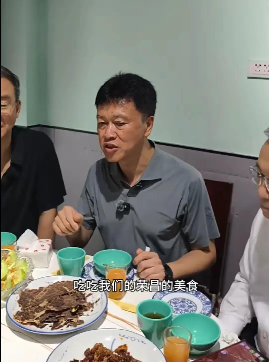干部带头“下馆子”，激活消费“一池春水”近日，重庆荣昌区委书记“带头下馆子”