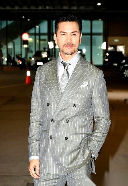 我看到吕良伟家那个保姆的爆料，整个人都傻了。晚上十点，直接拉总电闸。不是劝你