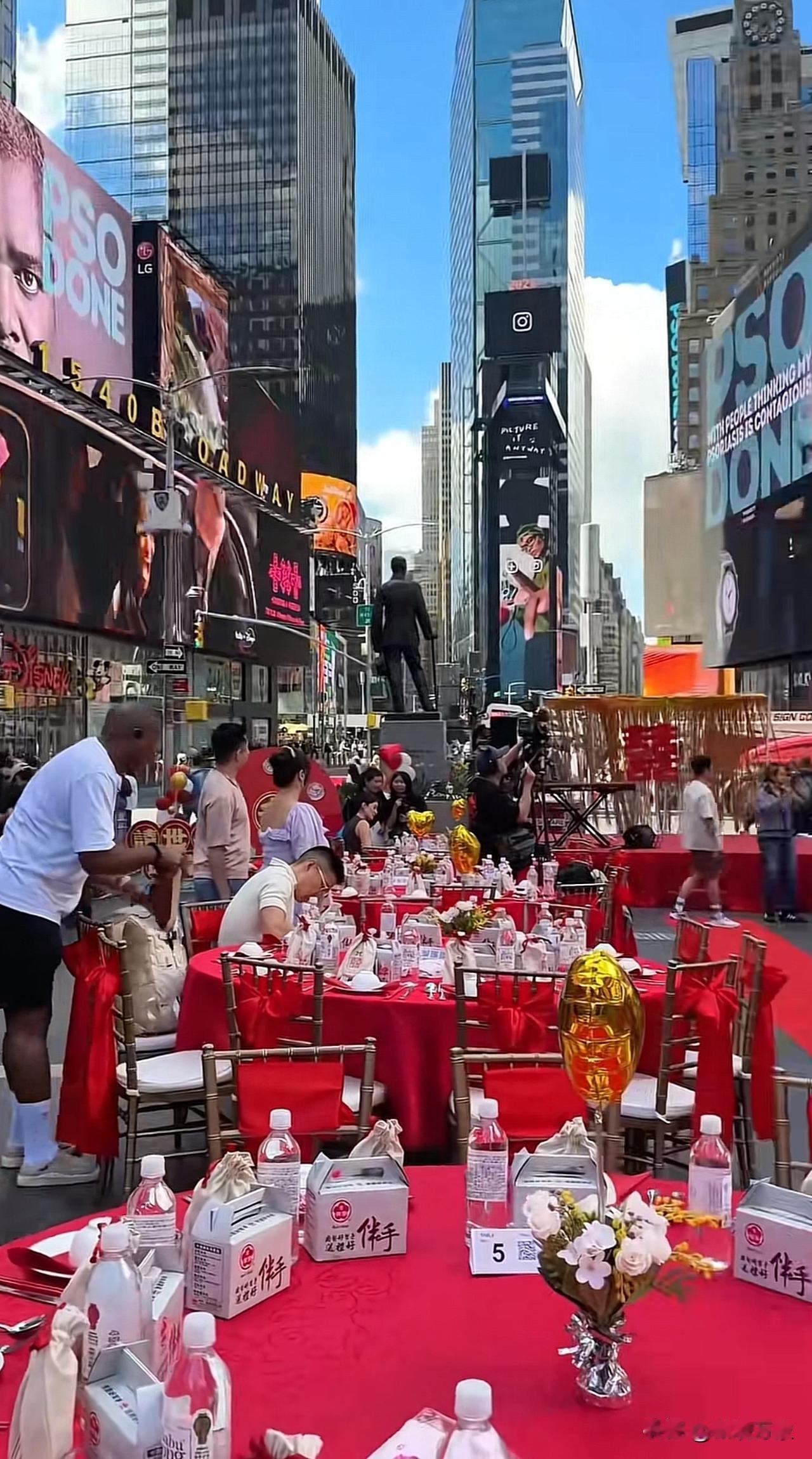 把中式喜宴，直接办在了纽约时代广场上，你们觉得够不够排面？纽约纽约时代广场＃