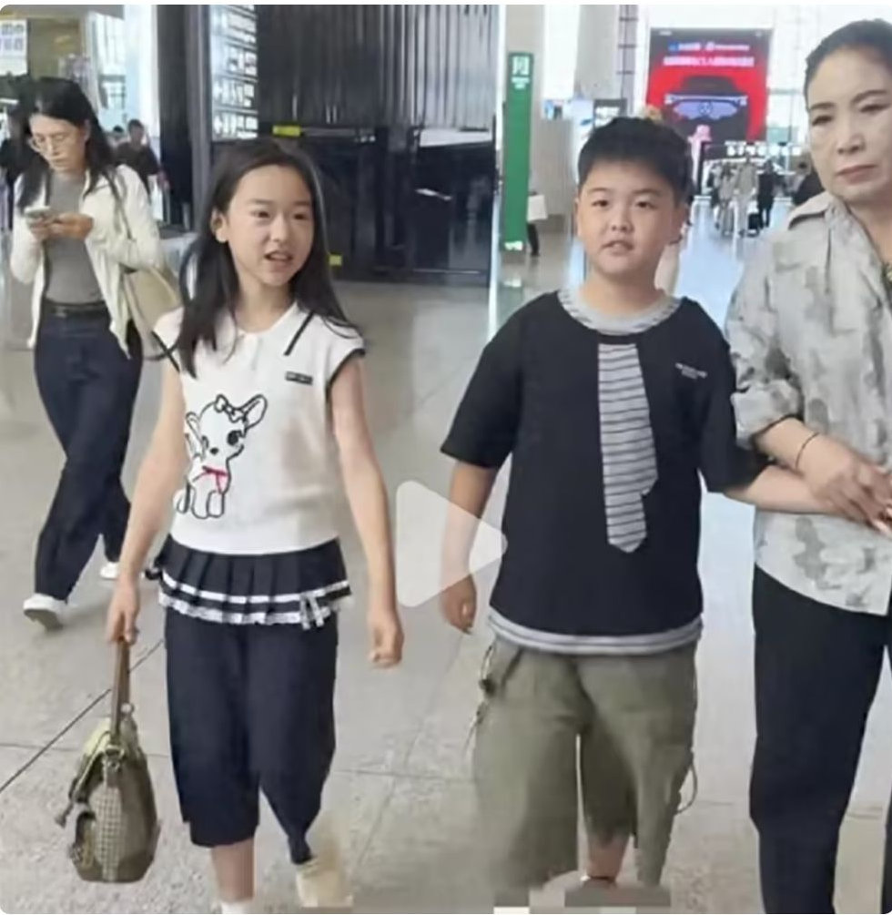 佟丽娅儿子机场被偶遇，朵朵身形圆润，董璇妈妈牵手同行赶路