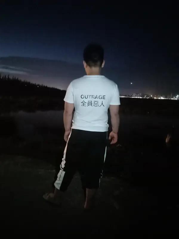 和不讲道理的人讲道理，那简直是自讨苦吃。你用规则和逻辑去跟他掰扯，他却只认情绪和