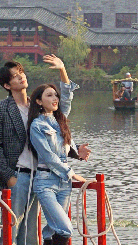 诶哟我们怜墨cp这个小手又牵上了[爱心][爱心]彭小苒章时安牵手拍摄路透彭小苒章