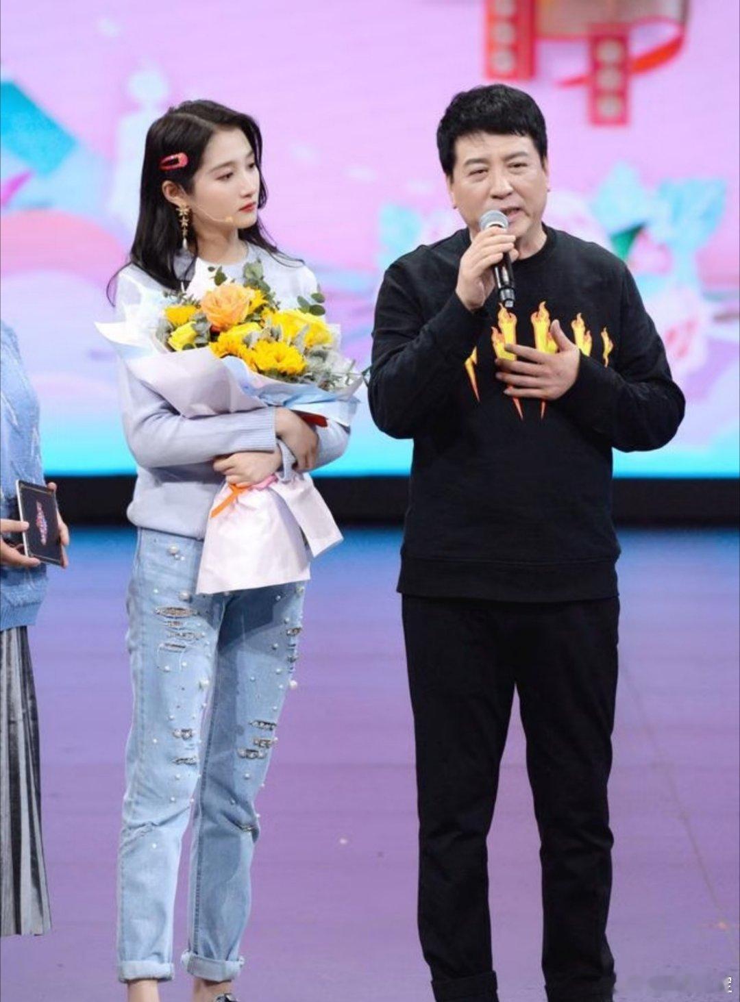 当关晓彤知道爸爸来探班关晓彤爸爸探班，小彤跑起来奔向爸爸，这一幕非常的感人，关晓