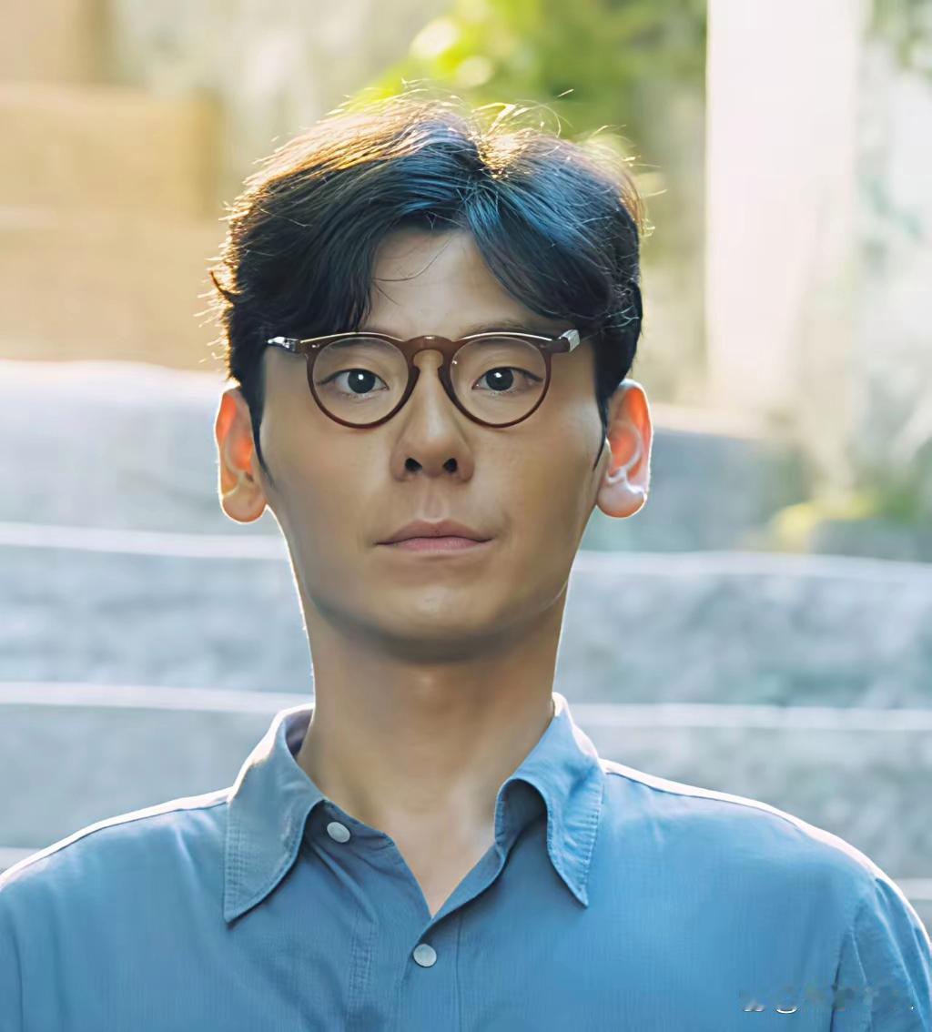蒋启明戴上圆框眼镜，五官神态太有辨识度，网友直呼撞脸外星人！​​​