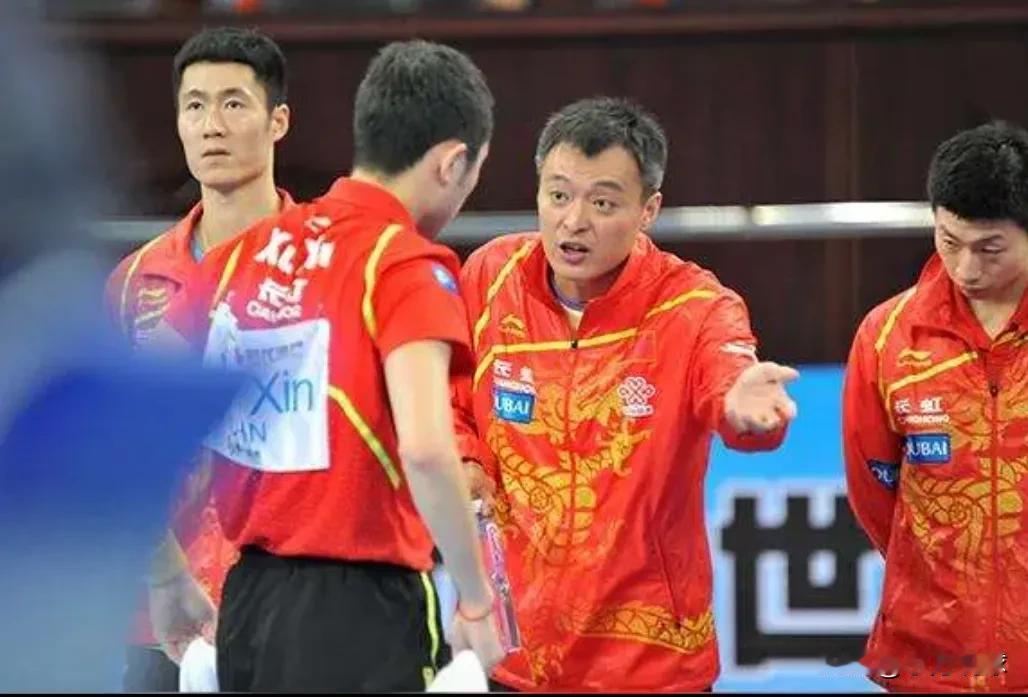 为了中国男乒备战多哈世乒赛的王励勤，是组建了十分豪华的国乒教练团阵容，总教练秦志