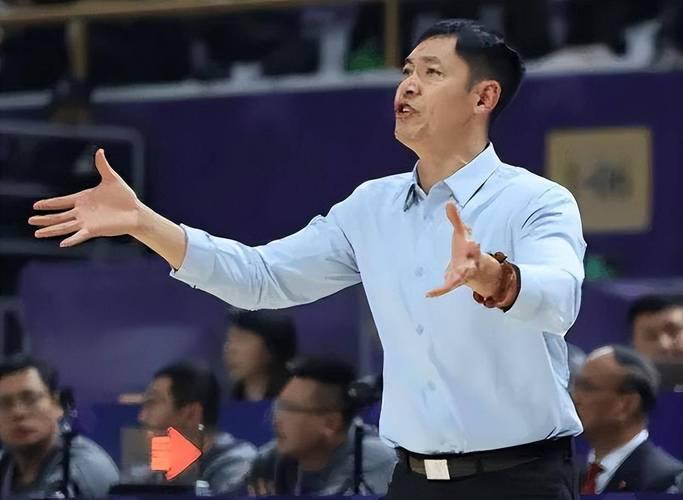 张庆鹏将张帆摁在板凳上，引发争议，一媒体人网上炮轰张庆鹏：“张庆鹏这事儿，说白